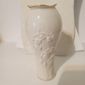 LENOX Bud Vase Vintage Lily of the Valley  Embossed Gold Trim 5.75" Ivory‎ Color